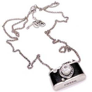 Vintage FOSSIL Silver Tone Camera Pendant Necklace 28”